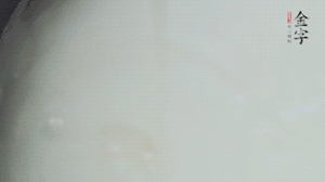 將浸泡了30分鐘的米放入電飯煲中，在水中加入半勺油。