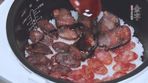 關上蓋子繼續燜煮20分鐘淋上醬汁。