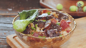 期間用開水燙熟青菜，煎好荷包蛋~ （懶人可忽略此步）