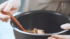 揭開鍋蓋，放上青菜，荷包蛋，就可以吃了。