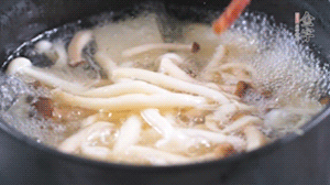 依次放火腿、豆腐，加水大火燒開(kāi)，小火燉煮20分鐘，出鍋前撒上蔥花即可。