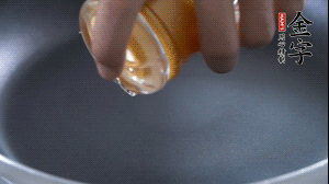 植物油入鍋，翻炒冬瓜。