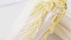 娃娃菜洗凈，對半切。