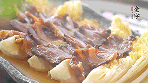 出鍋后擺上香菜。