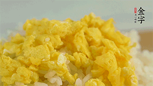 將雞蛋碎、西蘭花碎和放涼的米飯混合，用少許鹽、橄欖油調味。