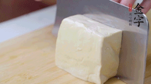 老豆腐切片，浸水備用。