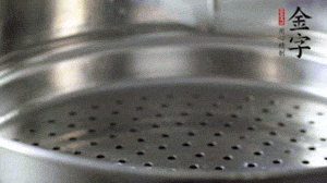 出鍋后，倒扣臘味，撒上蔥花即可。