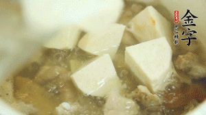 加入適量清水、黃酒燉開后，小火煮1小時即可。