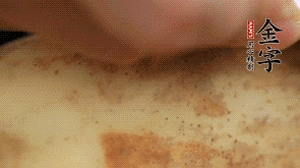 金字香腸切片，藕去皮切薄片備用。