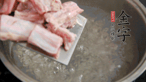 剁成塊狀的排骨洗凈，放入沸騰的鍋中，加姜片汆燙，2分鐘后撈出備用。