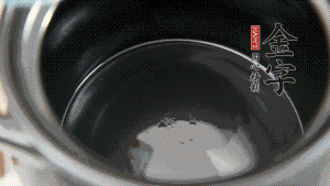 依次把排骨、玉米、蓮藕、荸薺放入砂鍋中。（根據(jù)食材的難易熟度放置，難熟的放下面，其他湯品也是一樣。）