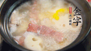 出鍋前加適量鹽調(diào)味，撒香菜點綴就可以啦。