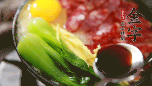 小火繼續燜，聞到米飯焦香關火繼續燜2分鐘。（微微的火力讓米飯和香腸融為一體，滋味互相滲透，又不至于讓米飯成熟太快而導致煳底。）