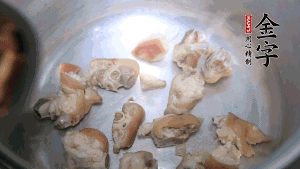 將汆燙好的豬蹄塊、蹄片 、筍段、姜片放入鍋中，放黃酒調(diào)味。