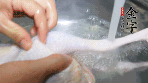 土雞處理干凈。（如果買不到土雞，一般的雞也是可以的，不過需要汆水。溫水下鍋汆燙7分鐘左右，汆燙時需要適時翻動。汆燙雞肉是為了去掉生腥味，也是一次徹底清潔的過程，可以使燉出的湯清爽而不渾濁，鮮香而無異味）