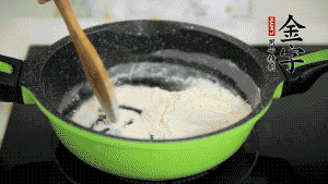 【月餅餡】3．把面粉放入干凈的炒鍋，小火加熱不斷翻炒，至呈微黃色熟透。在腌漬好的火腿丁中加熟面粉，拌勻后，加黃油拌勻揉搓成12個(gè)小球，放冰箱冷藏備用。