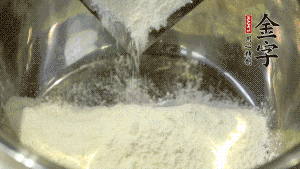 【油皮】1．將油皮材料放入料盆中，緩緩加100ml水，攪拌成雪花片狀。在案板上反復(fù)揉搓成有一定筋度的光潔面團(tuán)，搓成12個(gè)團(tuán)子。