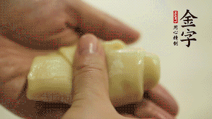 【包月餅】1．面劑兩頭向中間捏緊， 把光滑一面向下，按扁后搟成圓形面皮。餡料放在面皮中心，把餡料包緊，捏緊收口。