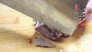 金字鹵牛肉打開包裝，把牛肉切成片狀。（眼見為實(shí)，用一整塊牛肉鹵制的鹵牛肉哦，牛肉的香氣感覺撲鼻而來有木有！！！）