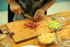 金字火腿隔水蒸15分鐘后切成小丁。