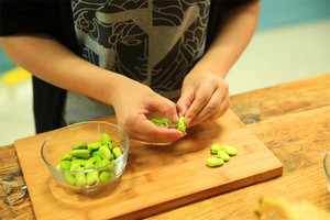 蠶豆剝除外殼，剩下嫩嫩的蠶豆。