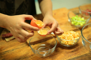 雞蛋蛋白和蛋黃分開，把蛋黃打散。