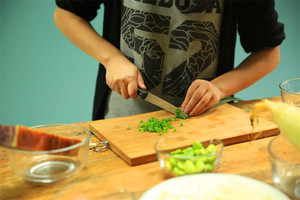 當(dāng)然，如果你愛吃蔥，可以切點蔥花加入。