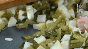 【餡料】2.鍋中油8成熱時，依次放入春筍、雪菜、淡咸肉，翻炒出香味。