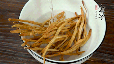 黃花菜、香菇提前泡發。黃花菜去掉硬頭，香菇切片。