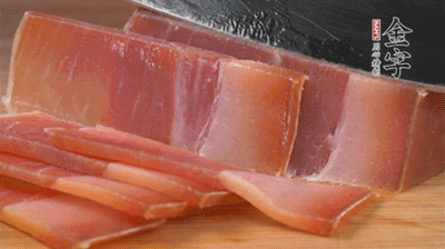 金字火腿切片，溫水浸泡5分鐘。