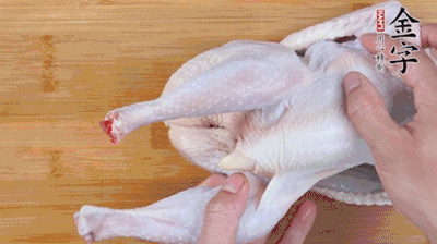 菌菇分別冷水泡發。雞處理干凈后剁成小塊，放水中浸泡半小時去血水。