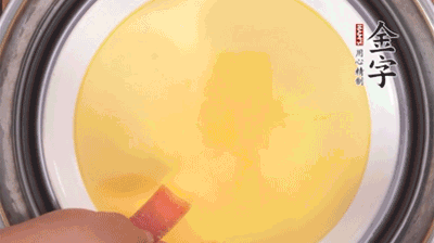 將火腿片均勻鋪上，繼續蒸6分鐘。