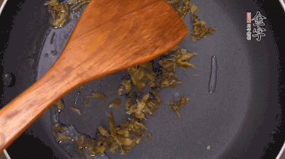 鍋中3成油溫時(shí)，下雪菜、辣椒圈翻炒40秒。