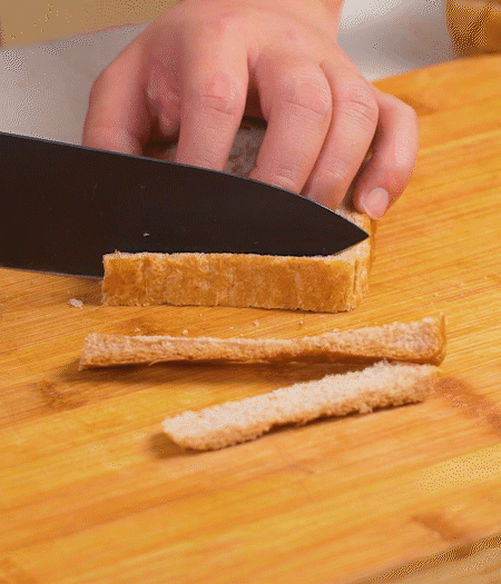 取1片黑麥吐司片，去掉邊邊，涂上一層蛋黃醬。