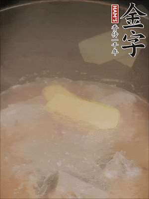 排骨洗凈，加生姜、黃酒焯水，溫水洗凈備用。