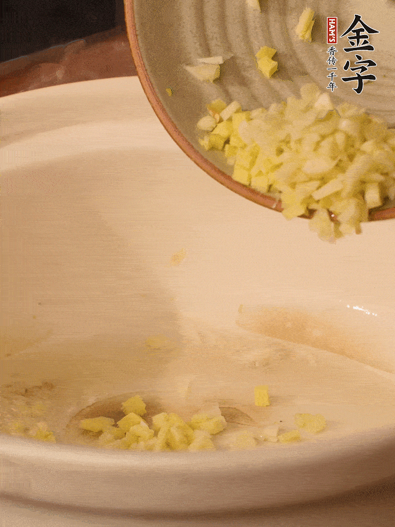 熱油下鍋，姜爆香。下冬瓜略微翻炒。