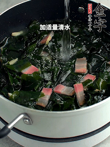 放入泡發(fā)好的裙帶菜翻炒一下，加適量清水燉煮。