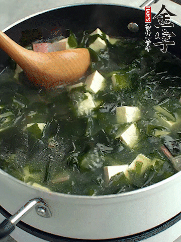 煮到沸騰后，再放入豆腐蓋蓋子煮3分鐘。