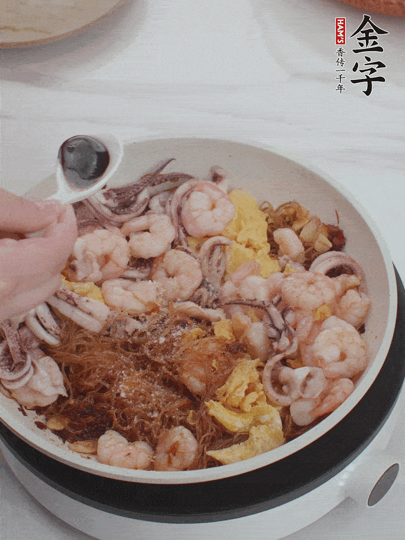 放1/3勺鹽、1/3勺雞精、1/3勺糖、2/3勺生抽調(diào)味。