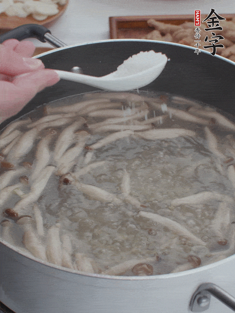 1勺鹽、一點(diǎn)胡椒粉調(diào)味。