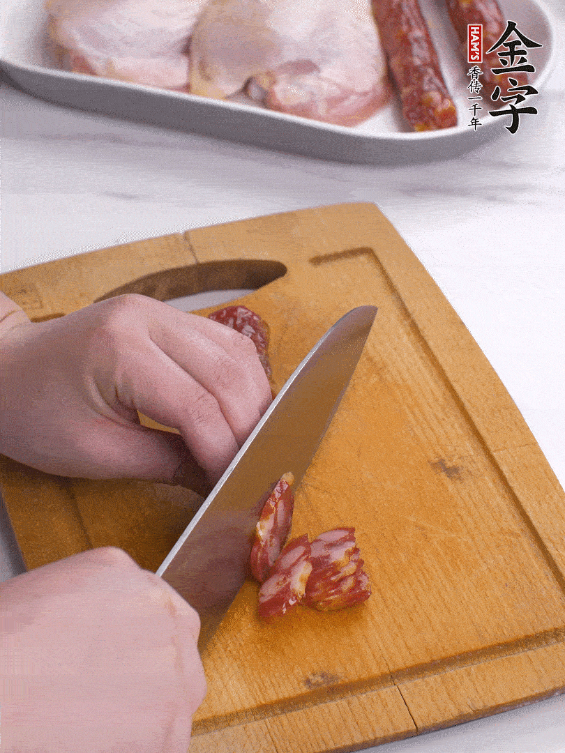 雞大腿去皮去骨切成塊，金字香腸切片，干香菇泡發(fā)切片，小蔥切蔥花。