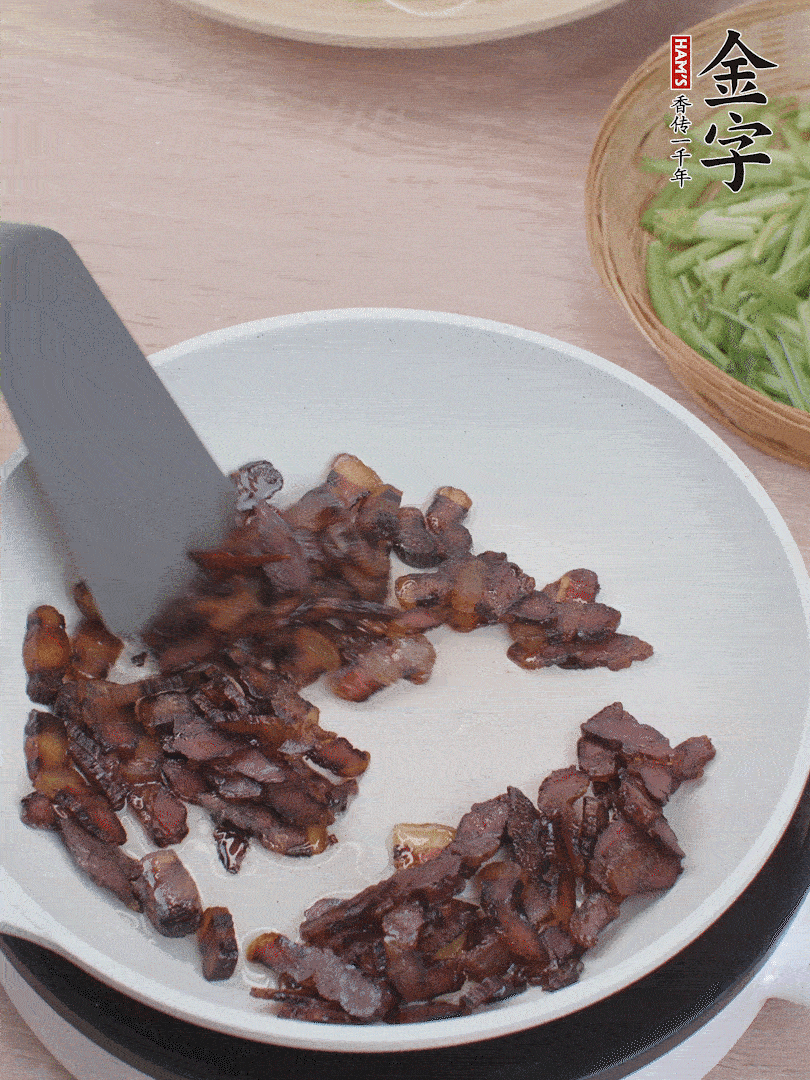 起鍋熱油，煸香醬油肉。