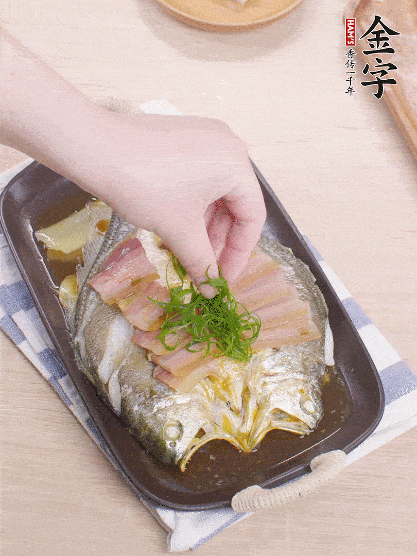 取出姜蔥，淋2勺蒸魚豉油，擺蔥絲。