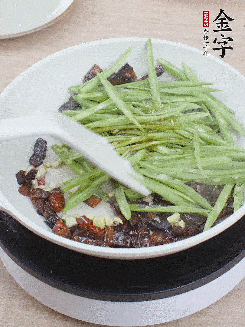 下豆角，生抽、雞精調(diào)味，炒到斷生。