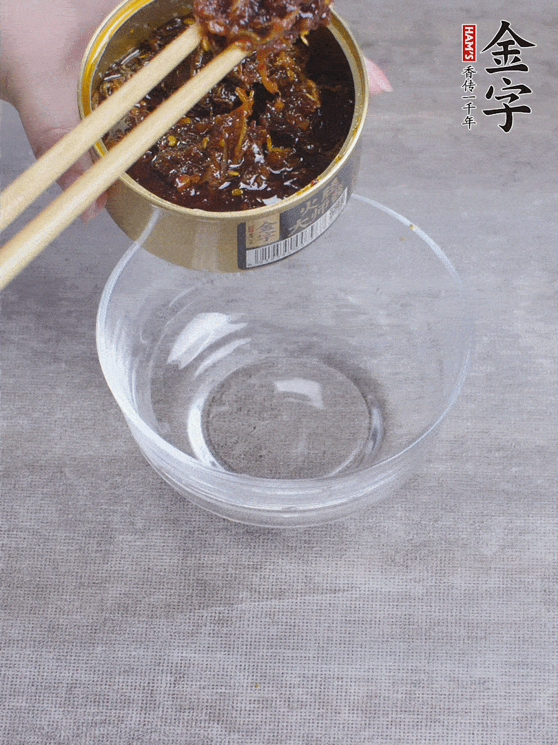 金字火腿大師醬2勺、醬油1勺、白砂糖1/2勺調勻。