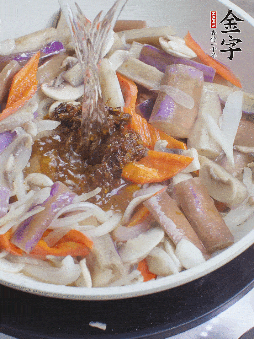 下茄子、口蘑，淋入料汁，加熱水份收干。