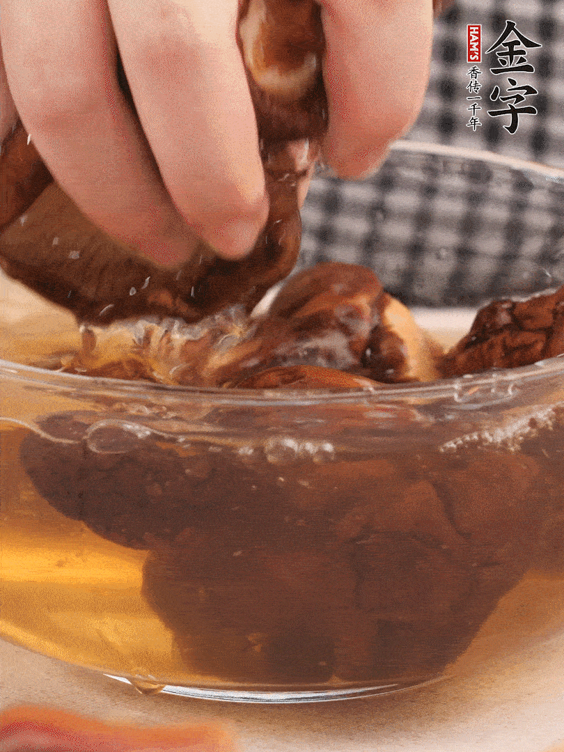 干香菇溫水泡發，去蒂洗凈切十字。