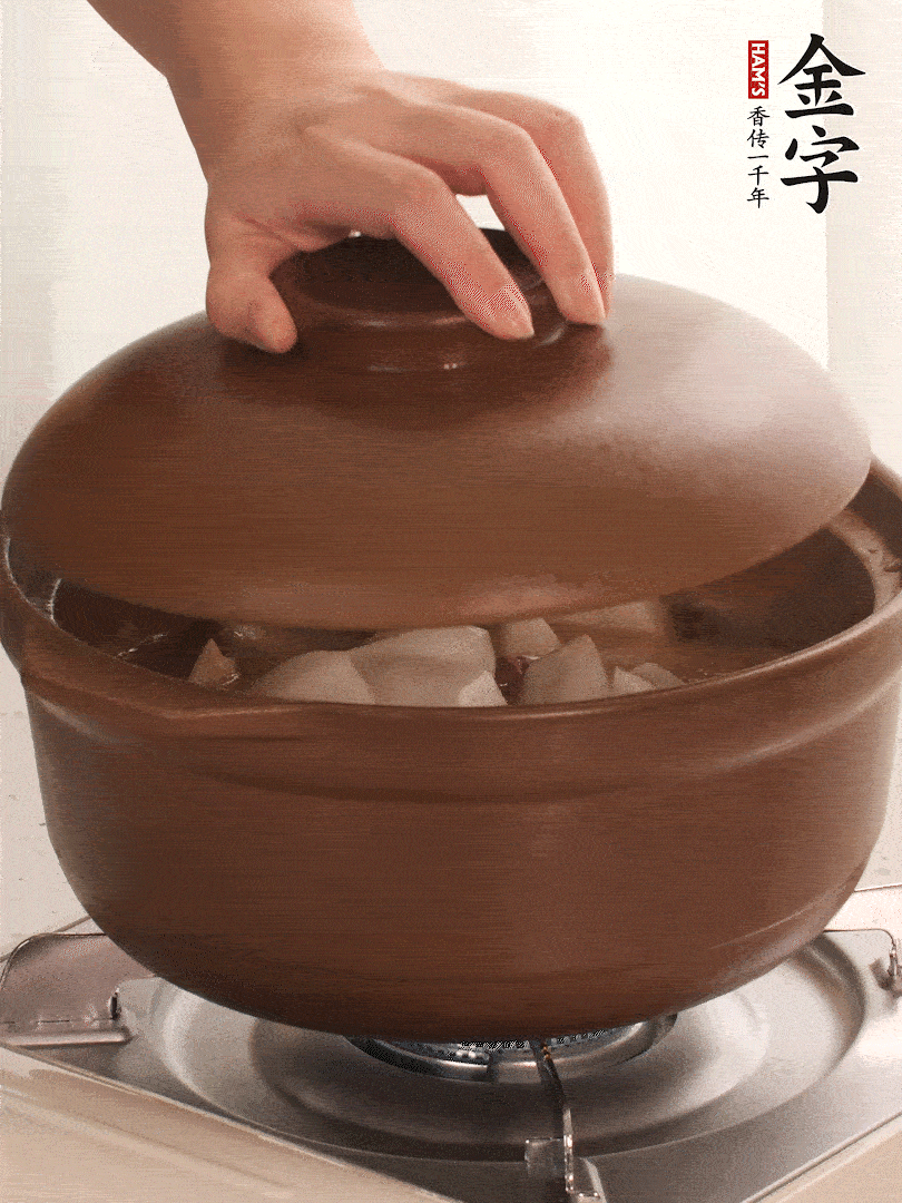 倒沒過食材的熱水，大火燒開。蓋上蓋子轉(zhuǎn)中小火，燉15-20分鐘。等蘿卜煮到喜歡的軟爛度就可以關(guān)火。