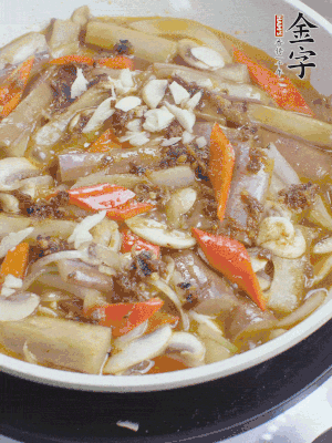 撒蒜末、香菜末。