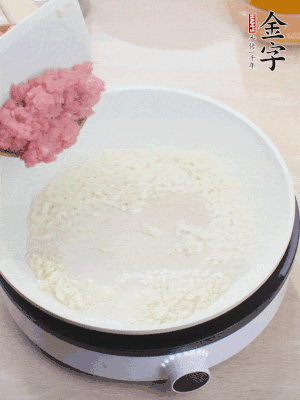 鍋內(nèi)熱油，蒜泥、牛肉泥炒至酥香。